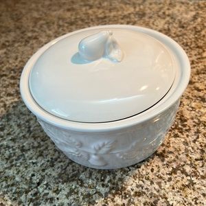 Multiuse container. Ivory.